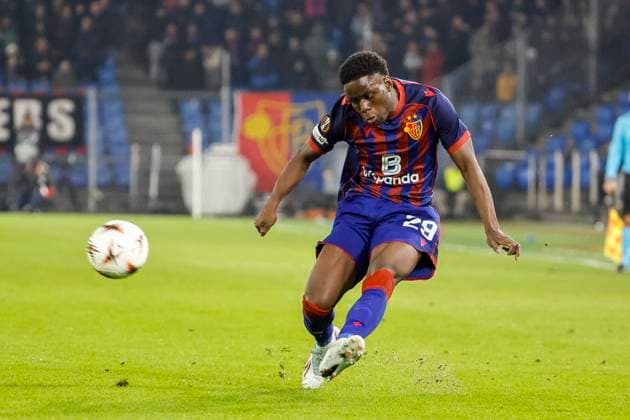 Moussa Cisse (FC Basel, 29) mit einem Pass , Schweiz, Fussball, UEFA Europa League, 4. Spieltag, 2025 2026, FC Basel vs. FCSB Bukarest, 06.11.2025, Sankt Jakob Park, Basel, Schweiz Basel Sankt Jakob Park Kanton Basel-Stadt Schweiz Copyright: xGrantxHubbsx