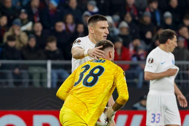 Daniel Graovac (FCSB Bukarest, 04) und Lukas Zima (FCSB Bukarest, 38) , Schweiz, Fussball, UEFA Europa League, 4. Spieltag, 2025 2026, FC Basel vs. FCSB Bukarest, 06.11.2025, Sankt Jakob Park, Basel, Schweiz Basel Sankt Jakob Park Kanton Basel-Stadt Schweiz Copyright: xGrantxHubbsx