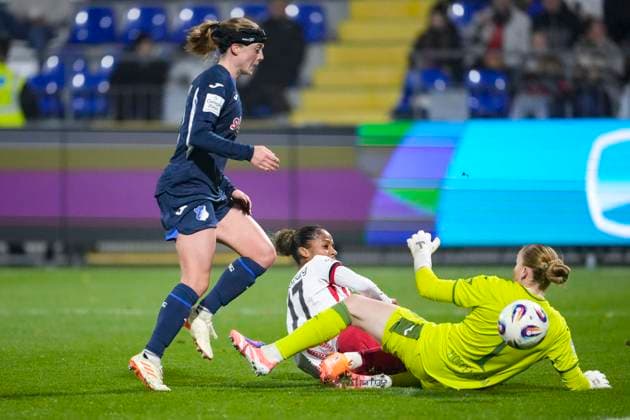 v.li.: Wielle Douma (Wianda Ellen Geertruida Douma, TSG, 13), Aurelie Csillag (Freiburg, 17), Laura Johanna Dick (Torwart, Torhüterin, TSG, 1), Zweikampf, Spielszene, Duell, duel, tackle, tackling, Dynamik, Action, Aktion, im Strafraum, Strafraumszene, 06.11.2025, Sinsheim (Hoffenheim) (Deutschland), Fussball, Google Pixel Frauen-Bundesliga, TSG 1899 Hoffenheim - SC Freiburg, DFB DFL REGULATIONS PROHIBIT ANY USE OF PHOTOGRAPHS AS IMAGE SEQUENCES AND OR QUASI-VIDEO.