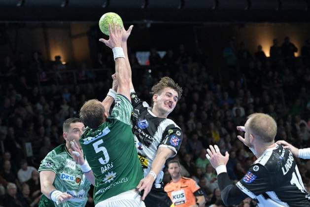 06.11.2025, xlakx, Handball, DHB-Pokal 1 8 Finale, Fuechse Berlin - ThSV Eisenach v.l. Max Darj (Fuechse Berlin), Stephan Seitz (ThSV Eisenach) Zweikampf, Duell, Kampf, tackle Berlin