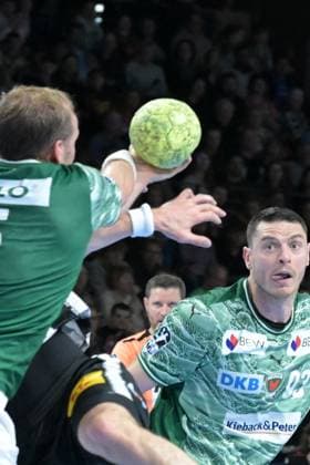 06.11.2025, xlakx, Handball, DHB-Pokal 1 8 Finale, Fuechse Berlin - ThSV Eisenach v.l. Stephan Seitz (ThSV Eisenach), Max Darj (Fuechse Berlin) Zweikampf, Duell, Kampf, tackle Berlin
