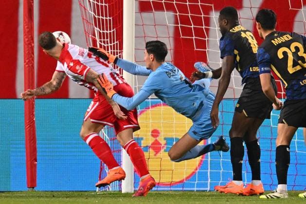 CRVENA ZVEZDA vs LOSC LILLE BERKE OZER goalie vs MARKO ARNAUTOVIC football Crvena zvezde vs LOSC Lille UEFA Europa League at Rajko Mitic stadium, Belgrade 06.11.2025 Foto: FOOTBALL, UEFA EUROPA LEAGUE, CRVENA ZVEZDA, RED STAR, LOSC LILLE Belgrade Rajko Mitic stadium Serbia Copyright: xMarkoxMetlas xMNxPressx