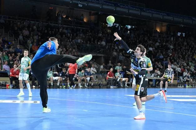 06.11.2025, xlakx, Handball, DHB-Pokal 1 8 Finale, Fuechse Berlin - ThSV Eisenach v.l. Dejan Milosavljev (Fuechse Berlin), Timothy Reichmuth (ThSV Eisenach) wirft Tor, Torschuetze, erzielt Tor, Treffer, scores the goal Berlin