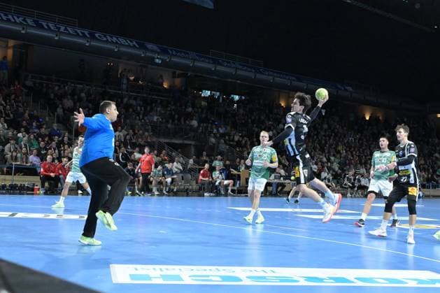 06.11.2025, xlakx, Handball, DHB-Pokal 1 8 Finale, Fuechse Berlin - ThSV Eisenach v.l. Dejan Milosavljev (Fuechse Berlin), Timothy Reichmuth (ThSV Eisenach) wirft Tor, Torschuetze, erzielt Tor, Treffer, scores the goal Berlin