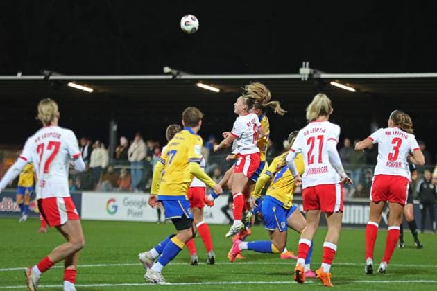 Google Pixel Frauen-Bundesliga, RB Leipzig - FC Carl Zeiss Jena; 06.11.2025 Lou-Ann Joly (6, RB Leipzig) beim Kopfball-Duell. Fußball, Google Pixel Frauen-Bundesliga, Saison 2025 2026, 9. Spieltag: RB Leipzig vs. FC Carl Zeiss Jena am 06.11.2025, Trainingszentrum Cottaweg, Leipzig. DFB REGULATIONS PROHIBIT ANY USE OF PHOTOGRAPHS AS IMAGE SEQUENCES AND OR QUASI-VIDEO. Copyright: xBEAUTIFULxSPORTS JanxKaeferx
