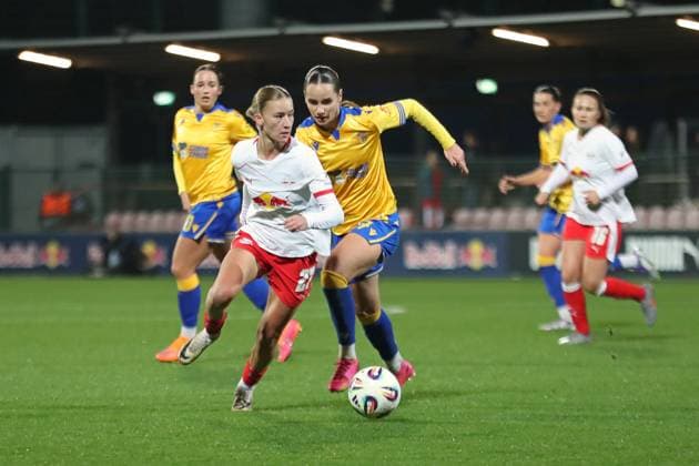 Google Pixel Frauen-Bundesliga, RB Leipzig - FC Carl Zeiss Jena; 06.11.2025 Marlene Müller (27, RB Leipzig) vor Rieke Tietz (17, Carl Zeiss Jena). Fußball, Google Pixel Frauen-Bundesliga, Saison 2025 2026, 9. Spieltag: RB Leipzig vs. FC Carl Zeiss Jena am 06.11.2025, Trainingszentrum Cottaweg, Leipzig. DFB REGULATIONS PROHIBIT ANY USE OF PHOTOGRAPHS AS IMAGE SEQUENCES AND OR QUASI-VIDEO. Copyright: xBEAUTIFULxSPORTS JanxKaeferx