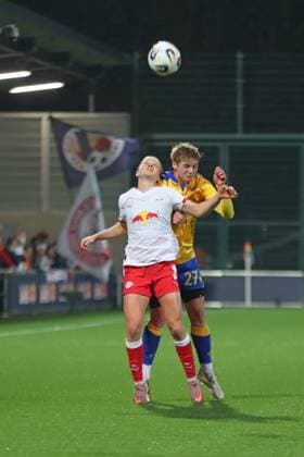 Google Pixel Frauen-Bundesliga, RB Leipzig - FC Carl Zeiss Jena; 06.11.2025 Emilia Kiaer Asgeirsdottir (8, RB Leipzig) gegen Gwen Mummert (27, Carl Zeiss Jena). Fußball, Google Pixel Frauen-Bundesliga, Saison 2025 2026, 9. Spieltag: RB Leipzig vs. FC Carl Zeiss Jena am 06.11.2025, Trainingszentrum Cottaweg, Leipzig. DFB REGULATIONS PROHIBIT ANY USE OF PHOTOGRAPHS AS IMAGE SEQUENCES AND OR QUASI-VIDEO. Copyright: xBEAUTIFULxSPORTS JanxKaeferx