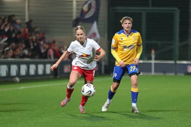 Google Pixel Frauen-Bundesliga, RB Leipzig - FC Carl Zeiss Jena; 06.11.2025 Emilia Kiaer Asgeirsdottir (8, RB Leipzig) am Ball neben Gwen Mummert (27, Carl Zeiss Jena). Fußball, Google Pixel Frauen-Bundesliga, Saison 2025 2026, 9. Spieltag: RB Leipzig vs. FC Carl Zeiss Jena am 06.11.2025, Trainingszentrum Cottaweg, Leipzig. DFB REGULATIONS PROHIBIT ANY USE OF PHOTOGRAPHS AS IMAGE SEQUENCES AND OR QUASI-VIDEO. Copyright: xBEAUTIFULxSPORTS JanxKaeferx