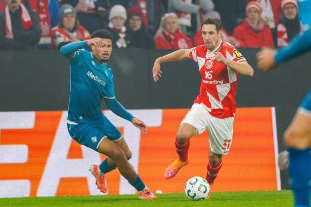 UECL: 1. FSV Mainz 05 - AC Florenz Zweikampf zwischen Dominik Kohr (1. FSV Mainz 05, 31) und Cher Ndour (AC Florenz, Fiorentina, 27) im Spiel der UEFA Conference League zwischen 1. FSV Mainz 05 und AC Florenz am 3. Spieltag in der MEWA Arena Mainz am 06.11.2025 Copyright: xBEAUTIFULxSPORTS Hahnex