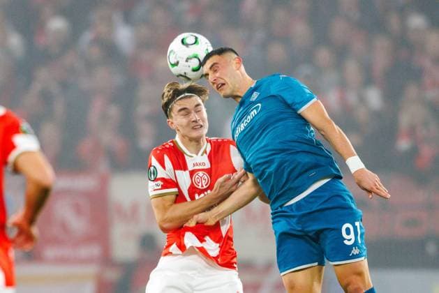 UECL: 1. FSV Mainz 05 - AC Florenz Zweikampf in der Luft zwischen Kacper Potulski (1. FSV Mainz 05, 48) und Roberto Piccoli (AC Florenz, Fiorentina, 91) im Spiel der UEFA Conference League zwischen 1. FSV Mainz 05 und AC Florenz am 3. Spieltag in der MEWA Arena Mainz am 06.11.2025 Copyright: xBEAUTIFULxSPORTS Hahnex