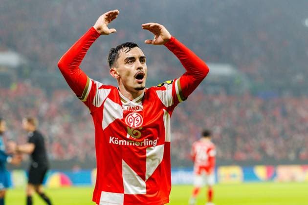 UECL: 1. FSV Mainz 05 - AC Florenz Paul Nebel (1. FSV Mainz 05, 8) peitscht die Fans auf im Spiel der UEFA Conference League zwischen 1. FSV Mainz 05 und AC Florenz am 3. Spieltag in der MEWA Arena Mainz am 06.11.2025 Copyright: xBEAUTIFULxSPORTS Hahnex