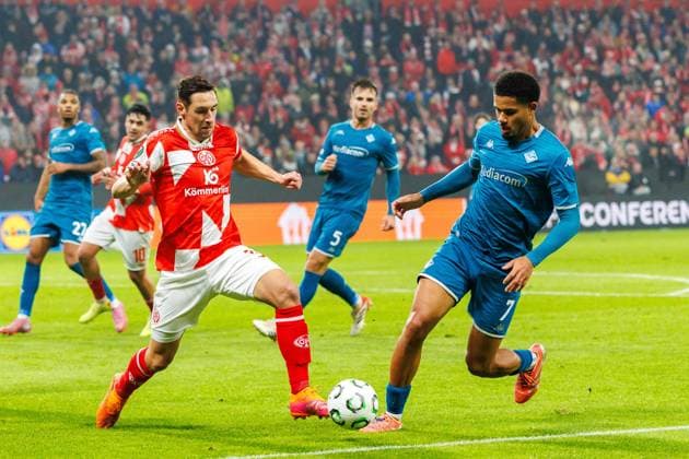 UECL: 1. FSV Mainz 05 - AC Florenz Zweikampf zwischen Dominik Kohr (1. FSV Mainz 05, 31) und Simon Sohm (AC Florenz, Fiorentina, 7) im Spiel der UEFA Conference League zwischen 1. FSV Mainz 05 und AC Florenz am 3. Spieltag in der MEWA Arena Mainz am 06.11.2025 Copyright: xBEAUTIFULxSPORTS Hahnex
