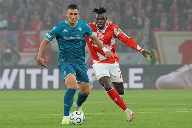 Mainz, Deutschland 06. November 2025: Conference League - 2025 2026 - FSV Mainz 05 vs. AC Florenz Im Bild: v. li. im Zweikampf Roberto Piccoli (Florenz) gegen Danny da Costa (Mainz). Mewa Arena Rheinland - Pfalz Copyright: xFotostandx xRacochax