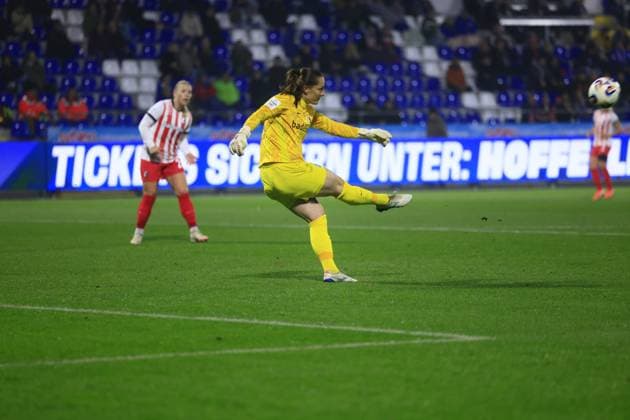 RECORD DATE NOT STATED Laura Dick (1; TSG Hoffenheim Frauen) mit Abschlag, während Spielerinnen von SC Freiburg Frauen und TSG Hoffenheim Frauen beobachten GPFBL: TSG Hoffenheim gegen SC Freiburg am 06.11.2025 im Dietmar-Hopp Stadion in Hoffenheim. Torwart mit Abschlag