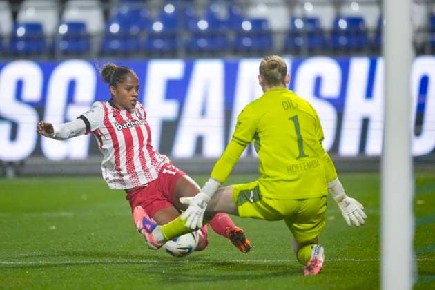 v.li.: Aurelie Csillag (Freiburg, 17) scheitert an Laura Johanna Dick (Torwart, Torhüterin, TSG, 1), Zweikampf, Spielszene, Duell, duel, tackle, tackling, Dynamik, Action, Aktion, im Strafraum, Strafraumszene, 06.11.2025, Sinsheim (Hoffenheim) (Deutschland), Fussball, Google Pixel Frauen-Bundesliga, TSG 1899 Hoffenheim - SC Freiburg, DFB DFL REGULATIONS PROHIBIT ANY USE OF PHOTOGRAPHS AS IMAGE SEQUENCES AND OR QUASI-VIDEO.