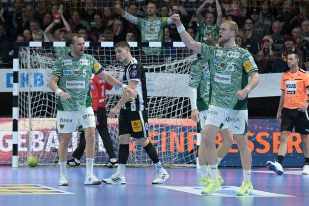 06.11.2025, xlakx, Handball, DHB-Pokal 1 8 Finale, Fuechse Berlin - ThSV Eisenach v.l. Max Darj (Fuechse Berlin), Matthes Langhoff (Fuechse Berlin) Jubel, Torjubel, jubelt ueber das Tor, celebrate the goal, celebration Berlin