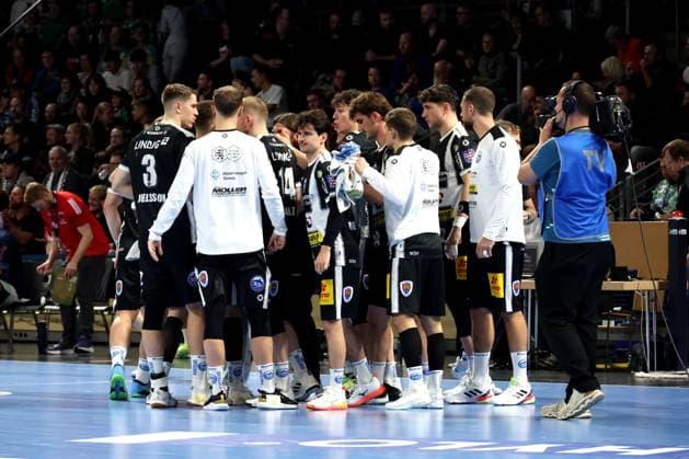 DEU, DHB-Pokal, Fuechse Berlin vs. Eisenach, 06.11.2025, Max-Schmeling-Halle, Berlin, DEU, DHB-Pokal, Fuechse Berlin vs. Eisenach, im Bild Eisenacher-Spielerkreis