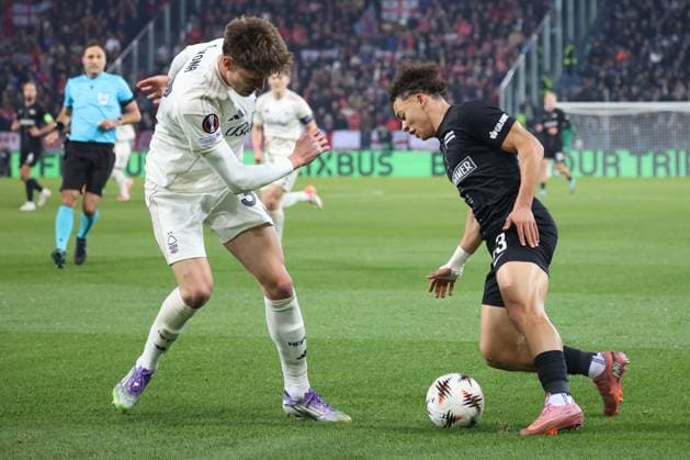 SOCCER - UEFA EL, Sturm vs Nottingham GRAZ,AUSTRIA,06.NOV.25 - SOCCER - UEFA Europa League, SK Sturm Graz vs Nottingham Forest. Image shows Ola Aina (Nottingham) and Jacob Hoedl (Sturm).  GEPAxpictures xChrisxBauer