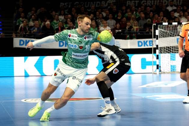 DEU, DHB-Pokal, Fuechse Berlin vs. Eisenach, 06.11.2025, Max-Schmeling-Halle, Berlin, DEU, DHB-Pokal, Fuechse Berlin vs. Eisenach, im Bild Mathias Gidsel (Fuechse Berlin 19), Vukasin Antonijevic (Eisenach 41)