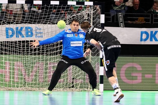 DEU, DHB-Pokal, Fuechse Berlin vs. Eisenach, 06.11.2025, Max-Schmeling-Halle, Berlin, DEU, DHB-Pokal, Fuechse Berlin vs. Eisenach, im Bild 7m von Oskar Joelsson (Eisenach 3), Dejan Milosavljev (Fuechse Berlin 96)