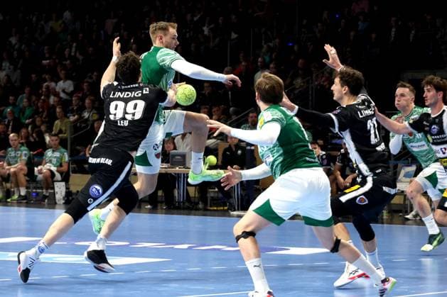 DEU, DHB-Pokal, Fuechse Berlin vs. Eisenach, 06.11.2025, Max-Schmeling-Halle, Berlin, DEU, DHB-Pokal, Fuechse Berlin vs. Eisenach, im Bild Mathias Gidsel (Fuechse Berlin 19), Tillmann Leu (Eisenach 99)