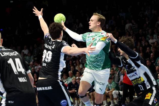 DEU, DHB-Pokal, Fuechse Berlin vs. Eisenach, 06.11.2025, Max-Schmeling-Halle, Berlin, DEU, DHB-Pokal, Fuechse Berlin vs. Eisenach, im Bild Tobias Grondahl (Fuechse Berlin 15), Philipp Meyer (Eisenach 27), Tillmann Leu (Eisenach 99)