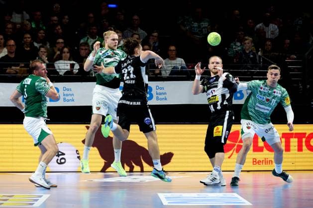 DEU, DHB-Pokal, Fuechse Berlin vs. Eisenach, 06.11.2025, Max-Schmeling-Halle, Berlin, DEU, DHB-Pokal, Fuechse Berlin vs. Eisenach, im Bild Max Darj (Fuechse Berlin 5), Matthes Langhoff (Fuechse Berlin 25), Lasse Andersson (Fuechse Berlin 11), Felix Aellen (Eisenach 22), Peter Walz (Eisenach 14)