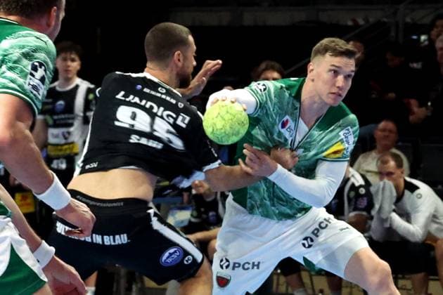 DEU, DHB-Pokal, Fuechse Berlin vs. Eisenach, 06.11.2025, Max-Schmeling-Halle, Berlin, DEU, DHB-Pokal, Fuechse Berlin vs. Eisenach, im Bild Lasse Andersson (Fuechse Berlin 11), Alexander Saul (Eisenach 95)