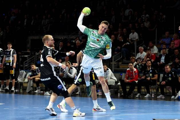 DEU, DHB-Pokal, Fuechse Berlin vs. Eisenach, 06.11.2025, Max-Schmeling-Halle, Berlin, DEU, DHB-Pokal, Fuechse Berlin vs. Eisenach, im Bild Lasse Andersson (Fuechse Berlin 11), Alexander Saul (Eisenach 95)