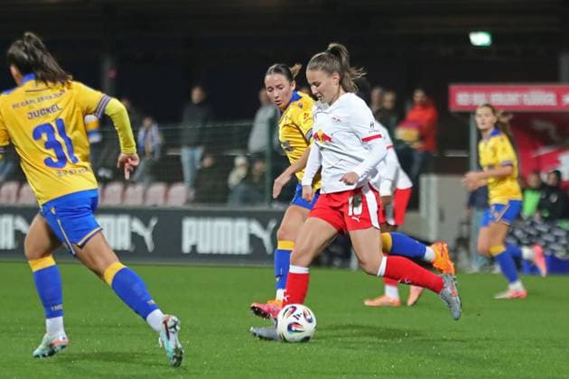 Google Pixel Frauen-Bundesliga, RB Leipzig - FC Carl Zeiss Jena; 06.11.2025 Annabel Schasching (16, RB Leipzig) vor Elena Mühlemann (30, Carl Zeiss Jena). Fußball, Google Pixel Frauen-Bundesliga, Saison 2025 2026, 9. Spieltag: RB Leipzig vs. FC Carl Zeiss Jena am 06.11.2025, Trainingszentrum Cottaweg, Leipzig. DFB REGULATIONS PROHIBIT ANY USE OF PHOTOGRAPHS AS IMAGE SEQUENCES AND OR QUASI-VIDEO. Copyright: xBEAUTIFULxSPORTS JanxKaeferx
