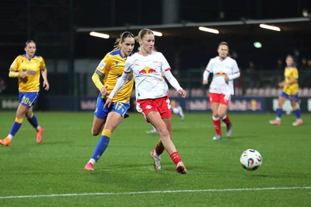Google Pixel Frauen-Bundesliga, RB Leipzig - FC Carl Zeiss Jena; 06.11.2025 Marlene Müller (27, RB Leipzig) vor Rieke Tietz (17, Carl Zeiss Jena). Fußball, Google Pixel Frauen-Bundesliga, Saison 2025 2026, 9. Spieltag: RB Leipzig vs. FC Carl Zeiss Jena am 06.11.2025, Trainingszentrum Cottaweg, Leipzig. DFB REGULATIONS PROHIBIT ANY USE OF PHOTOGRAPHS AS IMAGE SEQUENCES AND OR QUASI-VIDEO. Copyright: xBEAUTIFULxSPORTS JanxKaeferx