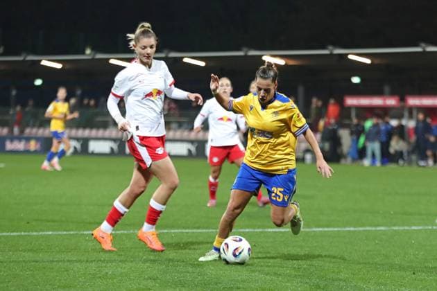 Google Pixel Frauen-Bundesliga, RB Leipzig - FC Carl Zeiss Jena; 06.11.2025 Noemi Gentile (25, Carl Zeiss Jena) vor Julia Landenberger (21, RB Leipzig). Fußball, Google Pixel Frauen-Bundesliga, Saison 2025 2026, 9. Spieltag: RB Leipzig vs. FC Carl Zeiss Jena am 06.11.2025, Trainingszentrum Cottaweg, Leipzig. DFB REGULATIONS PROHIBIT ANY USE OF PHOTOGRAPHS AS IMAGE SEQUENCES AND OR QUASI-VIDEO. Copyright: xBEAUTIFULxSPORTS JanxKaeferx