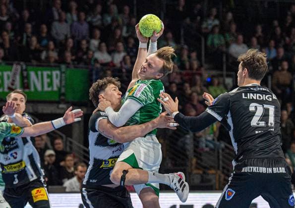 Handball, Herren, Saison 2025 2026, DHB-Pokal (Achtelfinale), Füchse Berlin - ThSV Eisenach, v.l. Tillman Leu (Eisenach), Tobias Gröndahl (Füchse Berlin), Philipp Meyer (Eisenach), 06.11.2025, Copyright: xSebastianxRäppold MatthiasxKochx