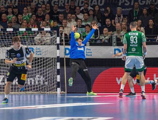Handball, Herren, Saison 2025 2026, DHB-Pokal (Achtelfinale), Füchse Berlin - ThSV Eisenach, Torhüter Dejan Milosavljev (Füchse Berlin) pariert einen Wurf, 06.11.2025, Copyright: xSebastianxRäppold MatthiasxKochx