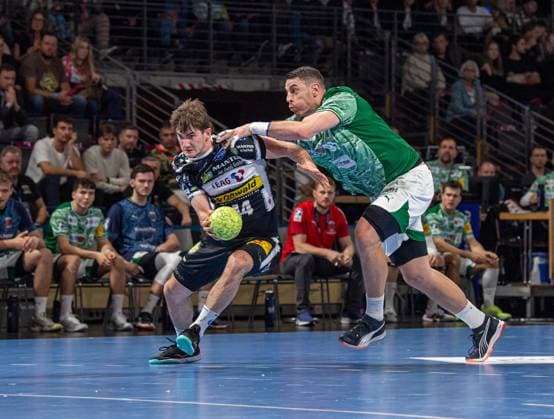 Handball, Herren, Saison 2025 2026, DHB-Pokal (Achtelfinale), Füchse Berlin - ThSV Eisenach, v.l. Stephan Seitz (Eisenach), Mijajlo Marsenic (Füchse Berlin), 06.11.2025, Copyright: xSebastianxRäppold MatthiasxKochx