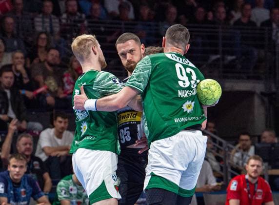 Handball, Herren, Saison 2025 2026, DHB-Pokal (Achtelfinale), Füchse Berlin - ThSV Eisenach, v.l. Matthes Langhoff (Füchse Berlin), Alexander Saul (Eisenach), Mijajlo Marsenic (Füchse Berlin), 06.11.2025, Copyright: xSebastianxRäppold MatthiasxKochx