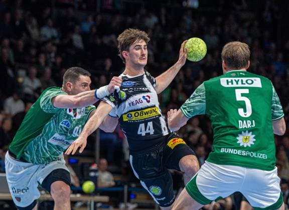 Handball, Herren, Saison 2025 2026, DHB-Pokal (Achtelfinale), Füchse Berlin - ThSV Eisenach, v.l. Mijajlo Marsenic (Füchse Berlin), Stephan Seitz (Eisenach), Max Darj (Füchse Berlin), 06.11.2025, Copyright: xSebastianxRäppold MatthiasxKochx