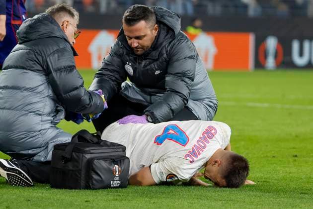 <h4< verletzt am Boden , Schweiz, Fussball, UEFA Europa League, 4. Spieltag, 2025 2026, FC Basel vs. FCSB Bukarest, 06.11.2025, Sankt Jakob Park, Basel, Schweiz Basel Sankt Jakob Park Kanton Basel-Stadt Schweiz Copyright: xGrantxHubbsx
