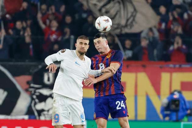 Daniel Birligea (FCSB Bukarest, 09) und Flavius Daniliuc (FC Basel, 24) beim Kopfballduell , Schweiz, Fussball, UEFA Europa League, 4. Spieltag, 2025 2026, FC Basel vs. FCSB Bukarest, 06.11.2025, Sankt Jakob Park, Basel, Schweiz Basel Sankt Jakob Park Kanton Basel-Stadt Schweiz Copyright: xGrantxHubbsx
