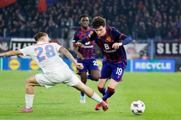 Alexandru Pantea (FCSB Bukarest, 28) und Marin Soticek (FC Basel, 19) im Zweikampf , Schweiz, Fussball, UEFA Europa League, 4. Spieltag, 2025 2026, FC Basel vs. FCSB Bukarest, 06.11.2025, Sankt Jakob Park, Basel, Schweiz Basel Sankt Jakob Park Kanton Basel-Stadt Schweiz Copyright: xGrantxHubbsx