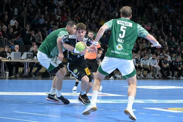 06.11.2025, xlakx, Handball, DHB-Pokal 1 8 Finale, Fuechse Berlin - ThSV Eisenach v.l. Mijajlo Marsenic (Fuechse Berlin), Stephan Seitz (ThSV Eisenach), Max Darj (Fuechse Berlin) Zweikampf, Duell, Kampf, tackle Berlin