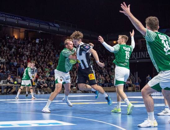 Handball, Herren, Saison 2025 2026, DHB-Pokal (Achtelfinale), Füchse Berlin - ThSV Eisenach, v.l. Max Darj (Füchse Berlin), Felix Aellen (Eisenach), Mathias Gidsel (Füchse Berlin), Hakun West Av Teigum (Füchse Berlin), 06.11.2025, Copyright: xSebastianxRäppold MatthiasxKochx