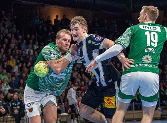 Handball, Herren, Saison 2025 2026, DHB-Pokal (Achtelfinale), Füchse Berlin - ThSV Eisenach, v.l. Max Darj (Füchse Berlin), Felix Aellen (Eisenach), Mathias Gidsel (Füchse Berlin), 06.11.2025, Copyright: xSebastianxRäppold MatthiasxKochx