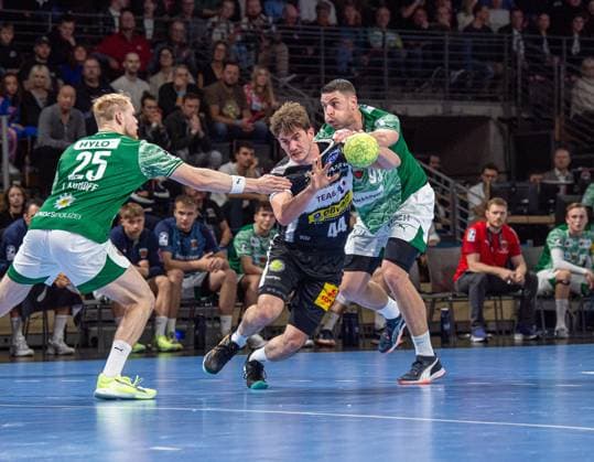 Handball, Herren, Saison 2025 2026, DHB-Pokal (Achtelfinale), Füchse Berlin - ThSV Eisenach, v.l. Matthes Langhoff (Füchse Berlin), Stephan Seitz (Eisenach), Mijajlo Marsenic (Füchse Berlin), 06.11.2025, Copyright: xSebastianxRäppold MatthiasxKochx
