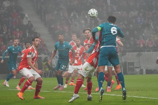 Kopfballchance Luca Ranieri (AC Florenz) - 06.11.2025 1. FSV Mainz 05 vs. AC Florenz MEWA Arena, Europa Conference League