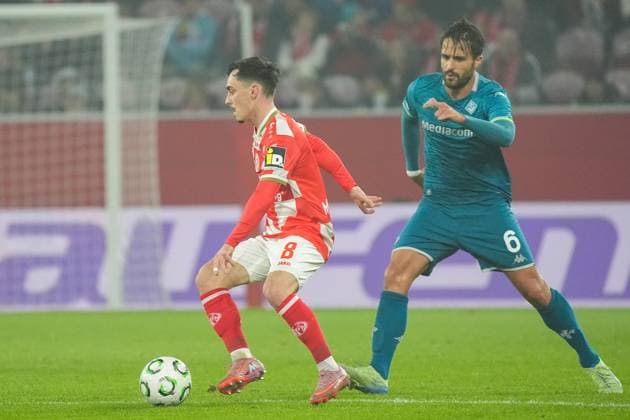 Paul Nebel (1. FSV Mainz 05, 8) gegen Luca Ranieri (AC Florenz) - 06.11.2025 1. FSV Mainz 05 vs. AC Florenz MEWA Arena, Europa Conference League