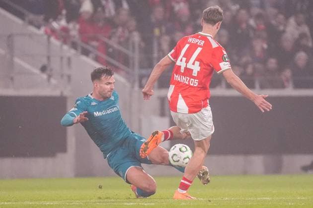 Marin Pongracic (AC Florenz) nimmt Nelson Weiper (1. FSV Mainz 05, 44) den Ball ab - 06.11.2025 1. FSV Mainz 05 vs. AC Florenz MEWA Arena, Europa Conference League