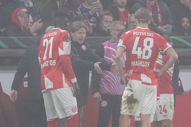 Trainer Bo Henriksen (1. FSV Mainz 05) gibt Anweisungen an Danny da Costa (1. FSV Mainz 05, 21), Kacper Potulski (1. FSV Mainz 05, 48) - 06.11.2025 1. FSV Mainz 05 vs. AC Florenz MEWA Arena, Europa Conference League