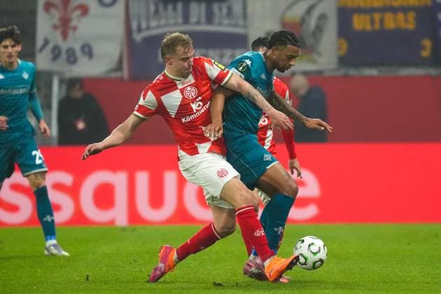 Lennard Maloney (1. FSV Mainz 05, 15) gegen Cher Ndour (AC Florenz) - 06.11.2025 1. FSV Mainz 05 vs. AC Florenz MEWA Arena, Europa Conference League