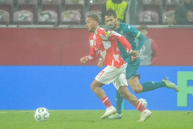 Armindo Sieb (1. FSV Mainz 05, 11) gegen Luca Ranieri (AC Florenz) - 06.11.2025 1. FSV Mainz 05 vs. AC Florenz MEWA Arena, Europa Conference League